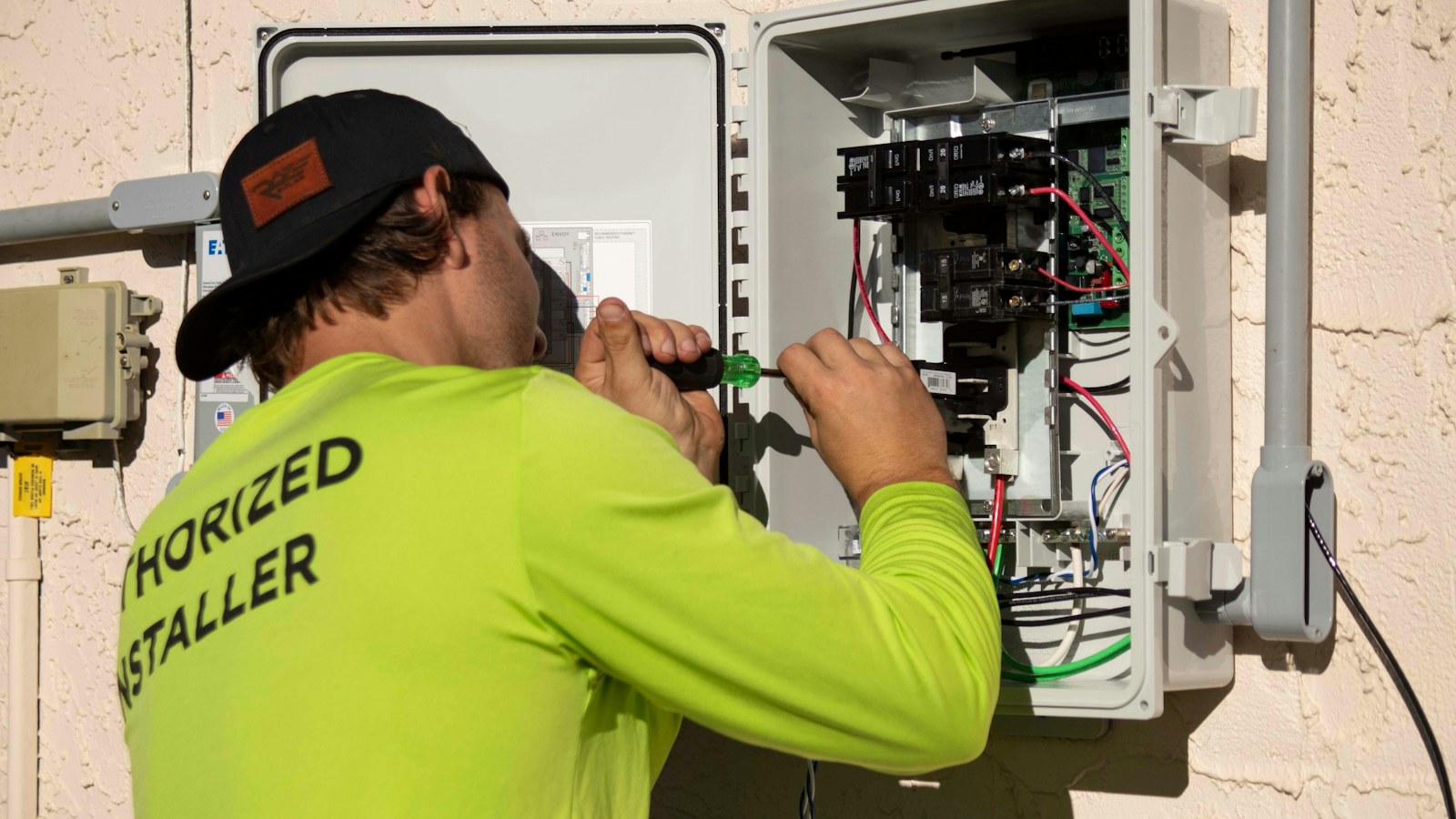 Instalador trabajando en un tablero eléctrico