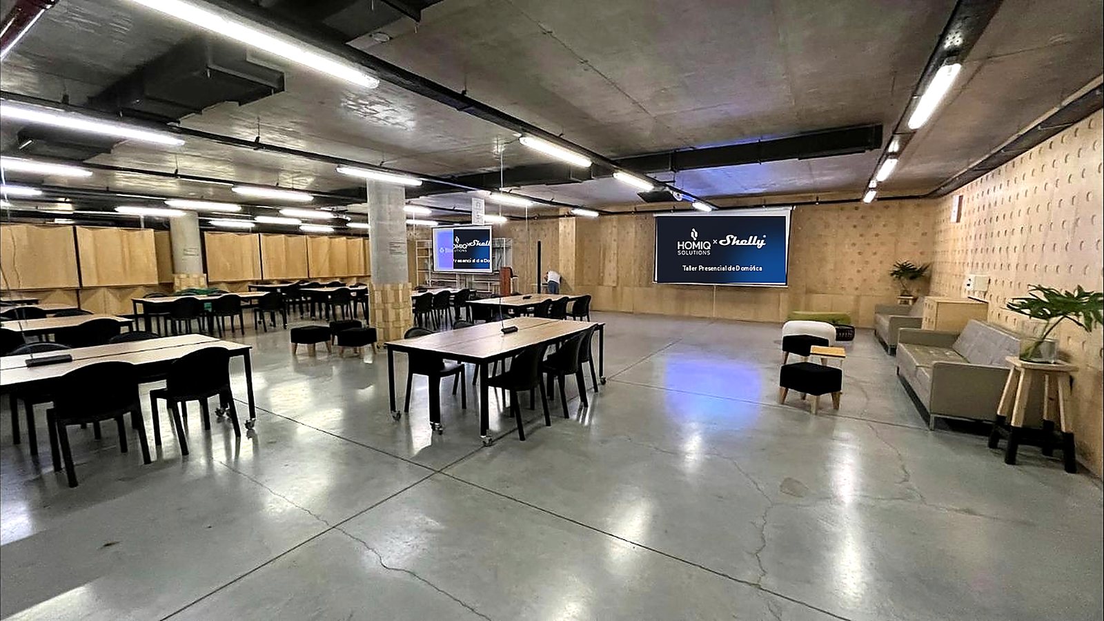 Salón con mesas de trabajo